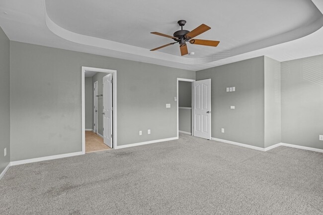 Building Photo - Gorgeous 3 Bedroom Townhome w/ Premium Finishes & Amenities - Pet Friendly!