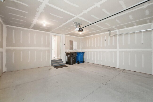 Building Photo - 202 N Sydney Ct