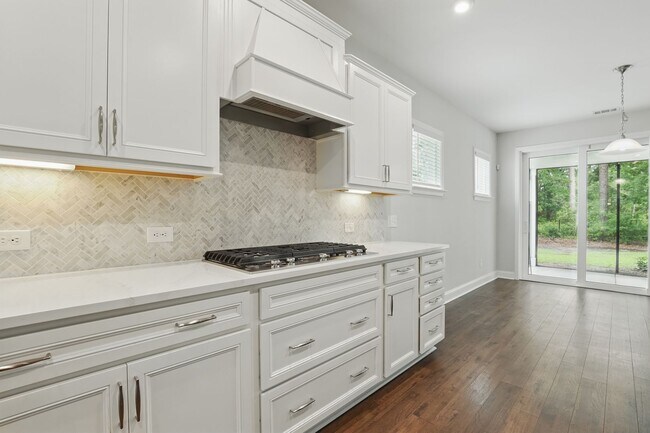 Building Photo - Spacious 5 Bedroom Home in Richmond Hill’s Waterways Community