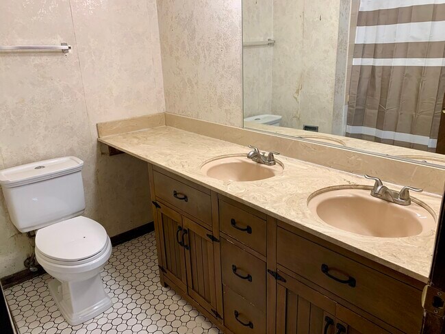 Building Photo - 9S174 Nantucket Dr