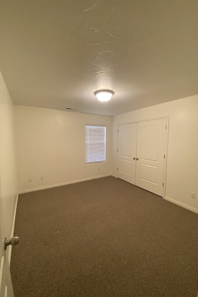 Building Photo - "Charming 2-Bed/2-Bath Townhouse in Prime Saint George Location with 1300 Sq Ft of Comfortable Li...