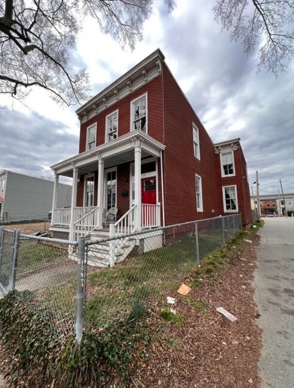 Primary Photo - 112 S Laurel St