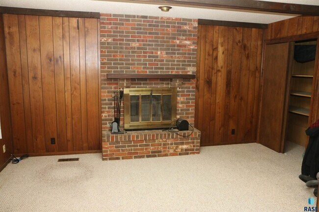 Building Photo - 1905 S Western Ave