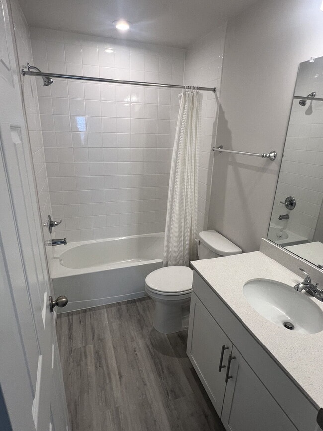 Building Photo - Spacious 3-Bedroom Rental in Sought-After ...