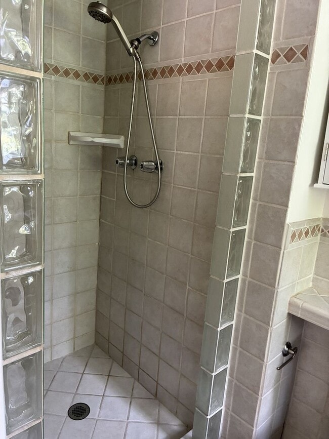 Building Photo - West Linn Classic