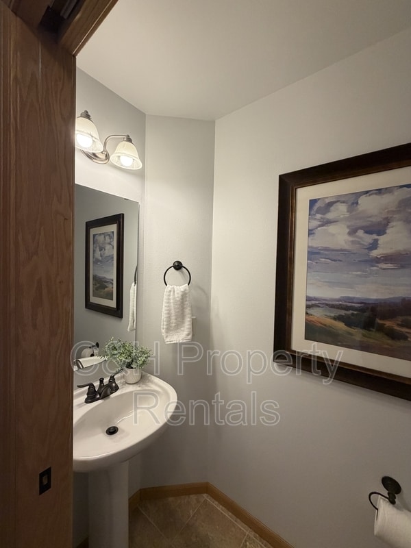 Building Photo - 574 Killarney St