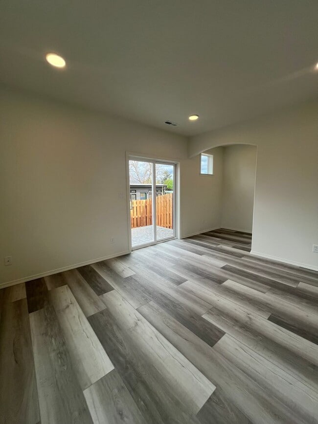 Building Photo - 3-Bedroom 2.5-Bathroom Townhouse in Friendly Neighborhood
