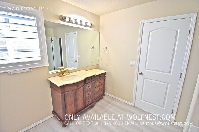 Building Photo - 242 Kestrel Dr
