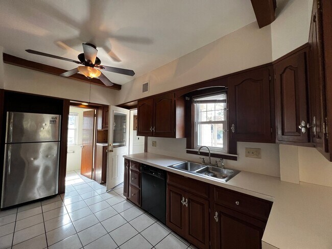 Building Photo - Beautiful 4 Bedroom 1.5 Bath in Marietta !