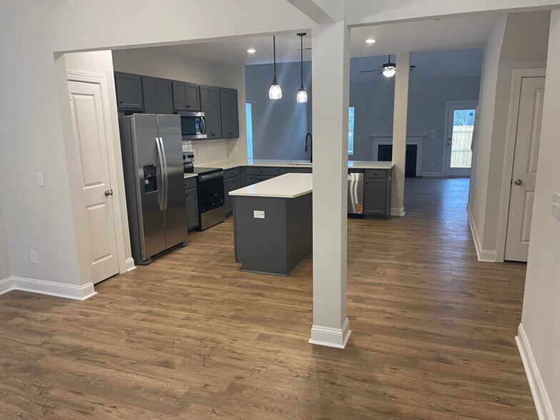 Building Photo - 704 Sutherland Ct