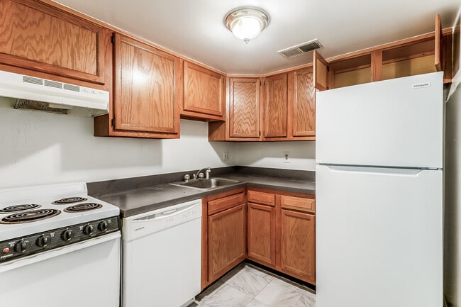 Building Photo - 1804 Swann St NW