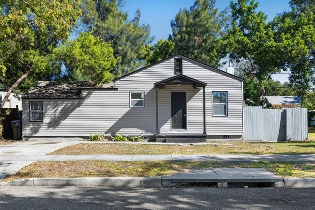 Building Photo - Large 4 bed/1.5 bath House & Section 8 Acc...