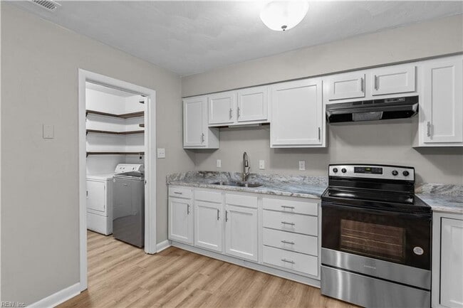 Building Photo - Updated Townhome in Virginia Beach