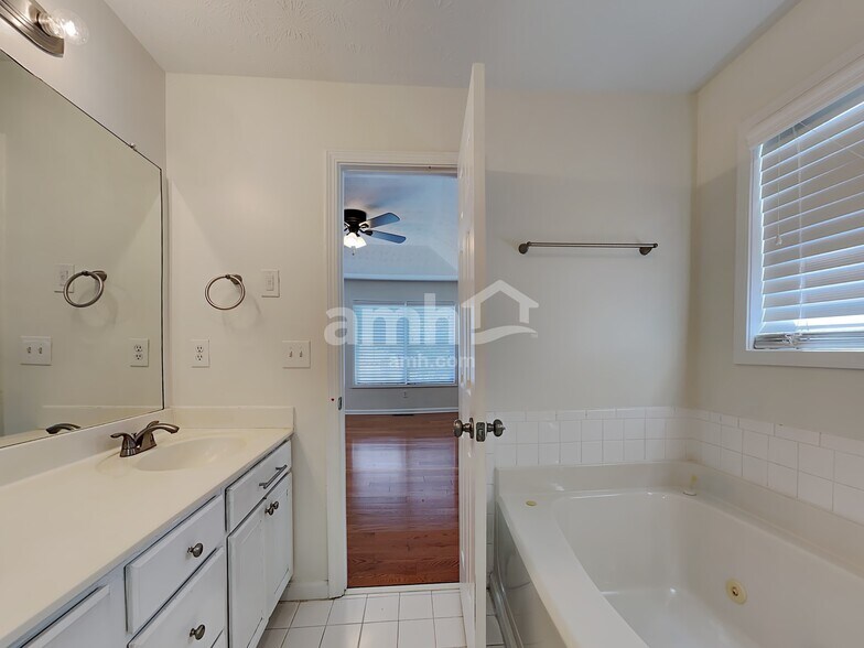 Building Photo - 5810 Stephens Mill Dr