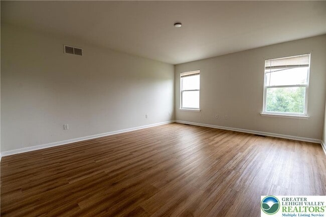 Building Photo - 955 King Way