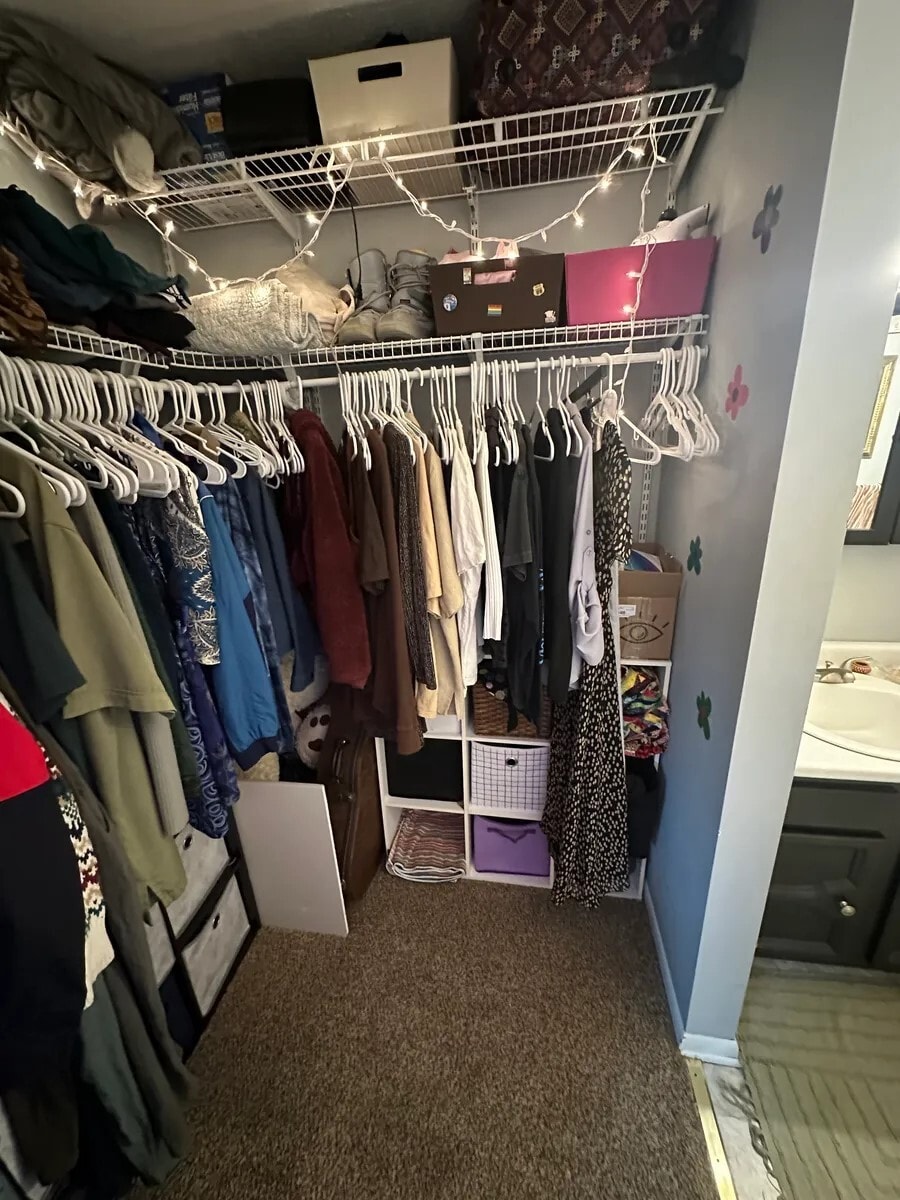 Main bedroom walk-in closet - 1309 Ontario Cir