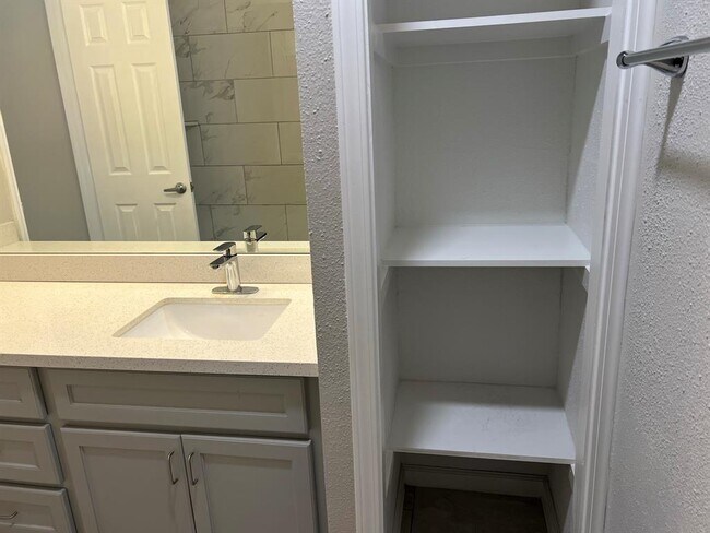 Building Photo - 5550 N Braeswood Blvd