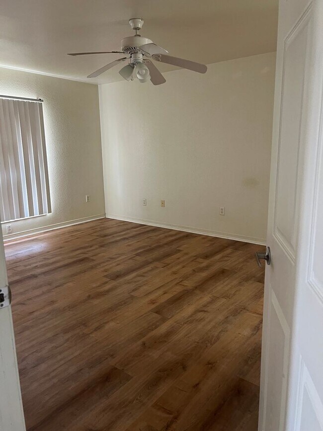 Building Photo - 4520