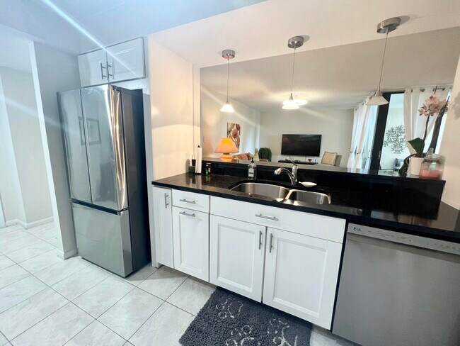 Building Photo - 2025 Lavers Cir