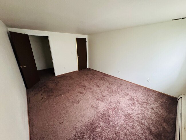 Building Photo - Expansive Bi-Level 3-Bedroom