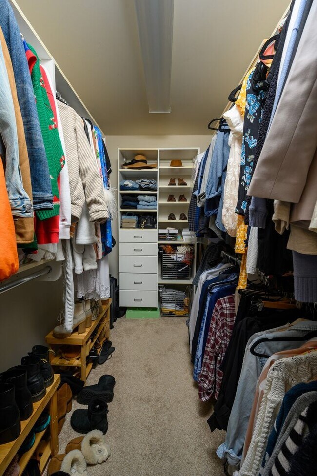 Building Photo - **UPDATED BRENTWOOD HOME THAT DOESN'T FEEL LIKE A RENTAL**