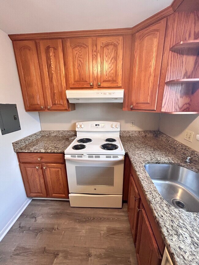 Building Photo - 4 Carillon Dr