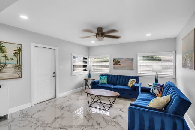 Building Photo - 340 SE 3rd Ct