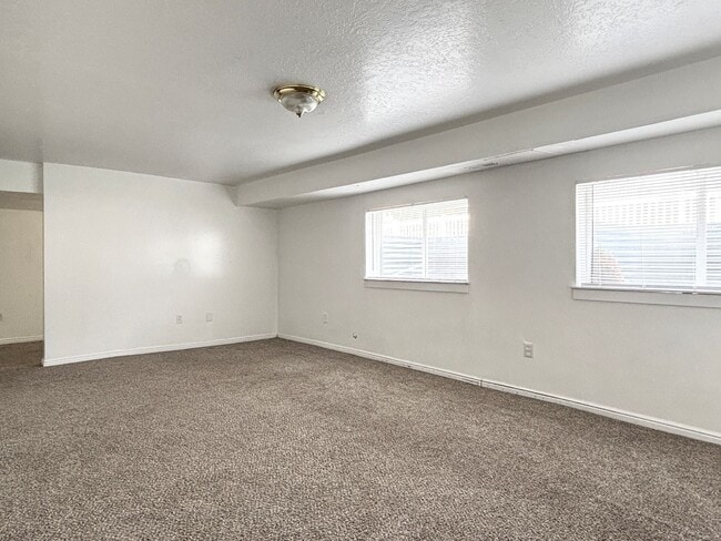Building Photo - Bright & Spacious Rambler in Rose Park!