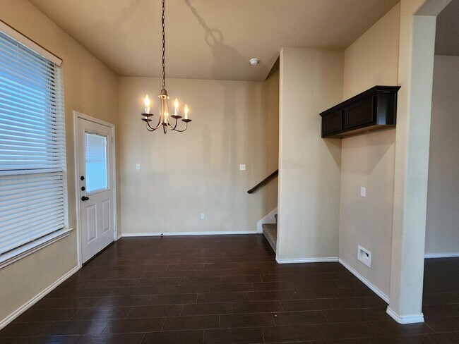 Building Photo - 3/2.5/2 Duplex / Minutes from Downtown NB & Creekside Shopping & Restaurants / Fenced in Yard /CISD