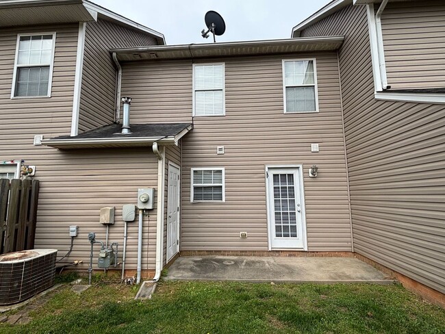 Building Photo - 2 BEDROOM 2 1/2 BATH TOWN HOME