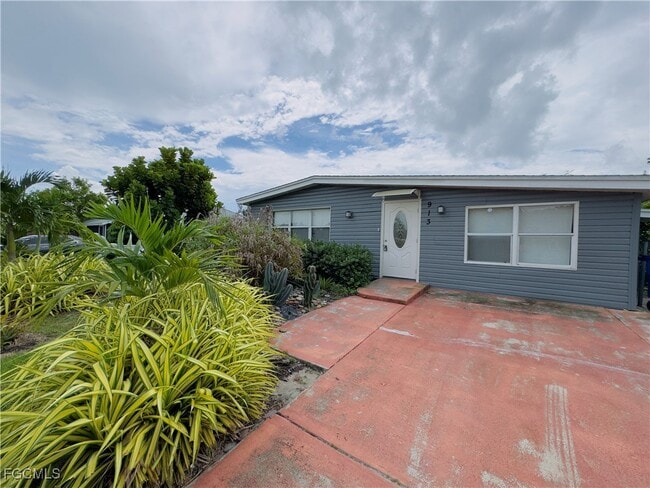 Primary Photo - 913 Hudson Ave