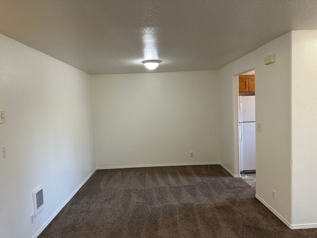 Building Photo - Updated 2 bedroom 2 bath triplex in Spring...