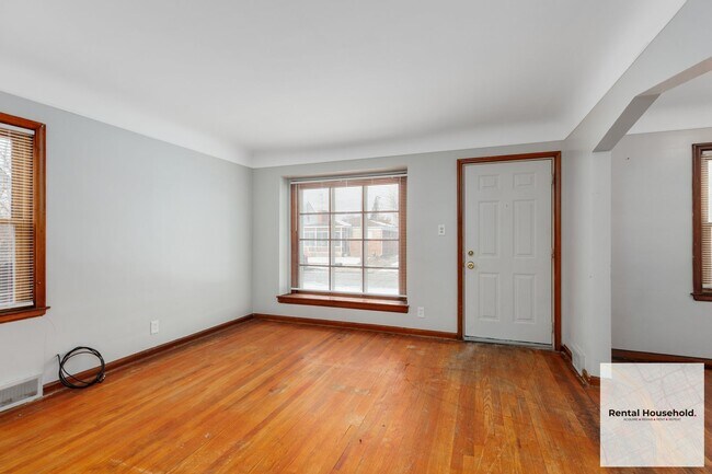 Building Photo - ~ 3 BEDROOM 1 BATH BUNGALOW SECURTIY DEPOSIT SPECIAL ~$500