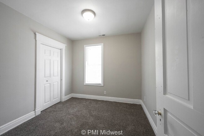 Building Photo - "Charming 3-Bedroom Duplex Haven on W 29th St – Spacious 1031 Sq Ft Gem in Indianapolis!"