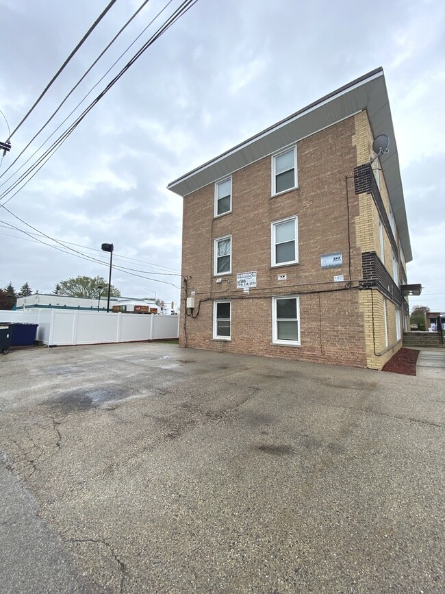 Building Photo - 1211 Cermak Rd