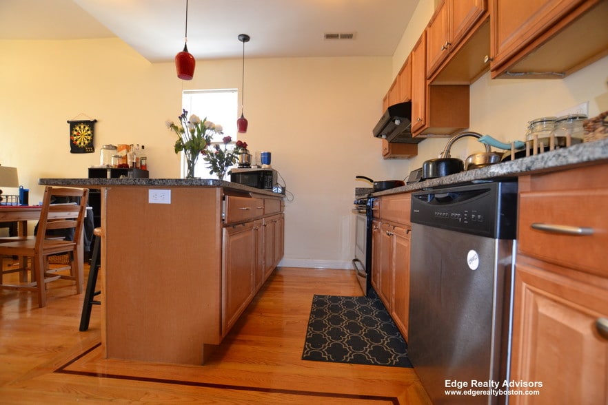 Building Photo - 233 Boylston St