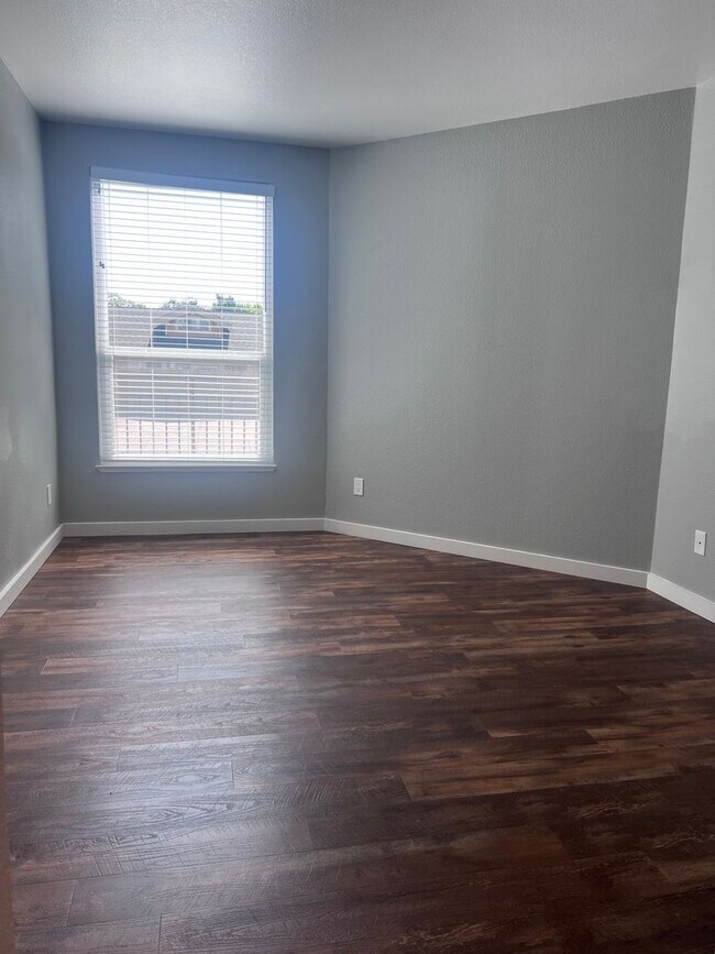 Building Photo - Spacious 1 Bedroom with Tons of Light, High Ceilings & Full Size Washer/Dryer Inside