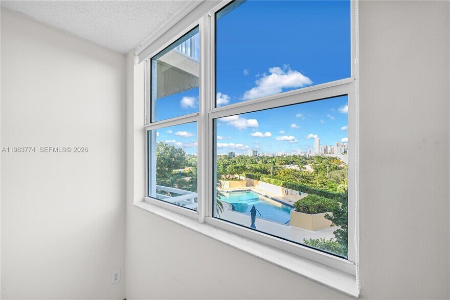 Building Photo - 2475 Brickell Ave