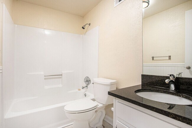 Building Photo - Spacious 3BR/2.5BA Townhouse in the Heart ...