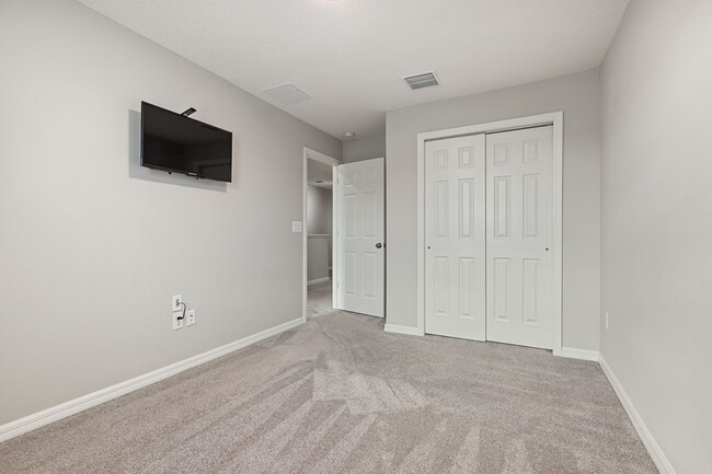 Building Photo - 7055 Summer Holly Pl
