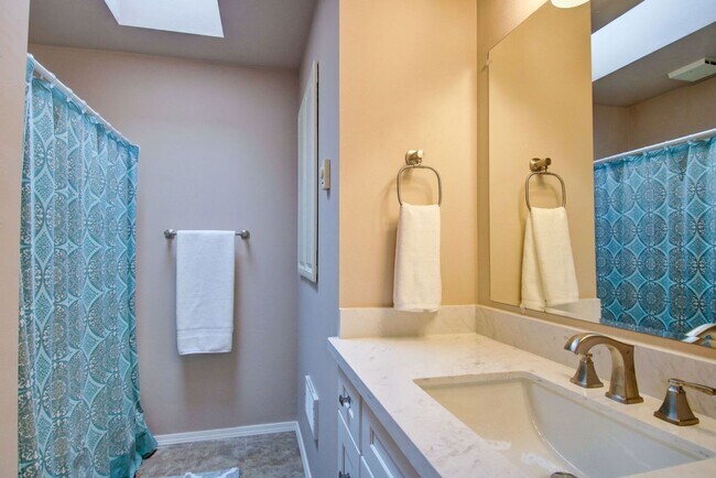 Building Photo - Lovely Clinton Home with Great Light and Pet Friendly!