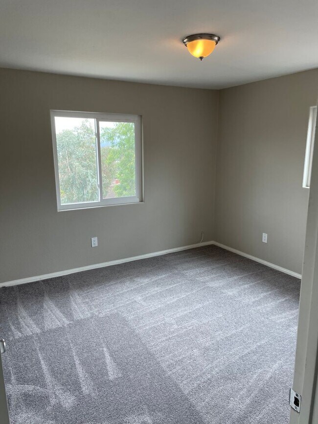 Building Photo - Large Fletcher Hills Home With 3 car Garag...