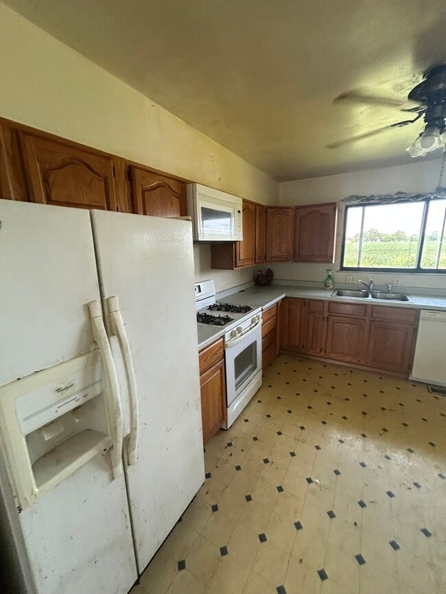 Building Photo - 2611 Meadowlane Dr