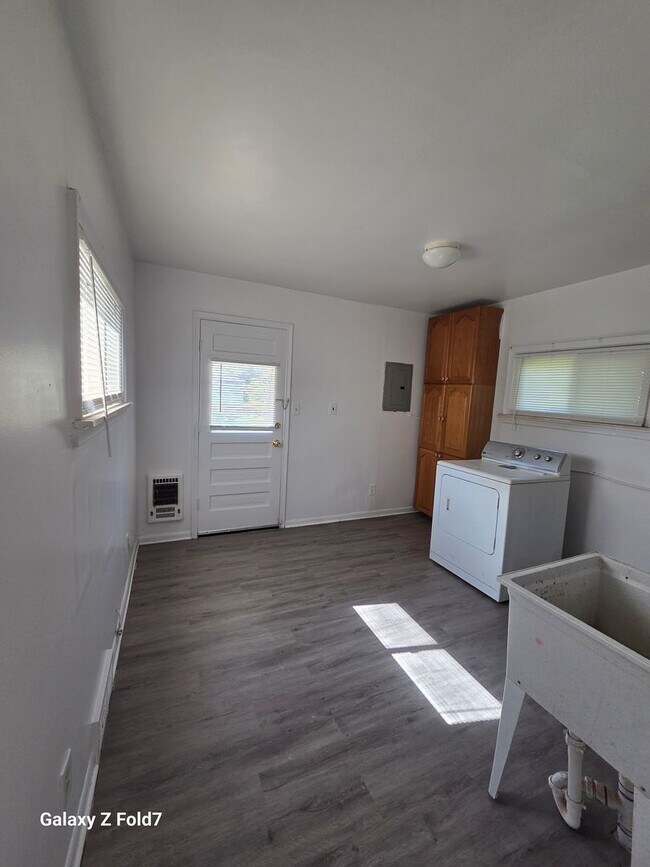 Building Photo - $1200 2 bedroom bungalow