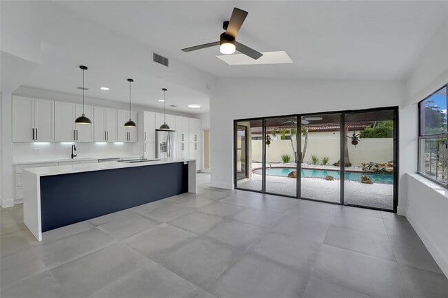 Building Photo - 7850 Villa Nova Dr