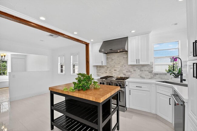 Building Photo - 322 Cornell Dr