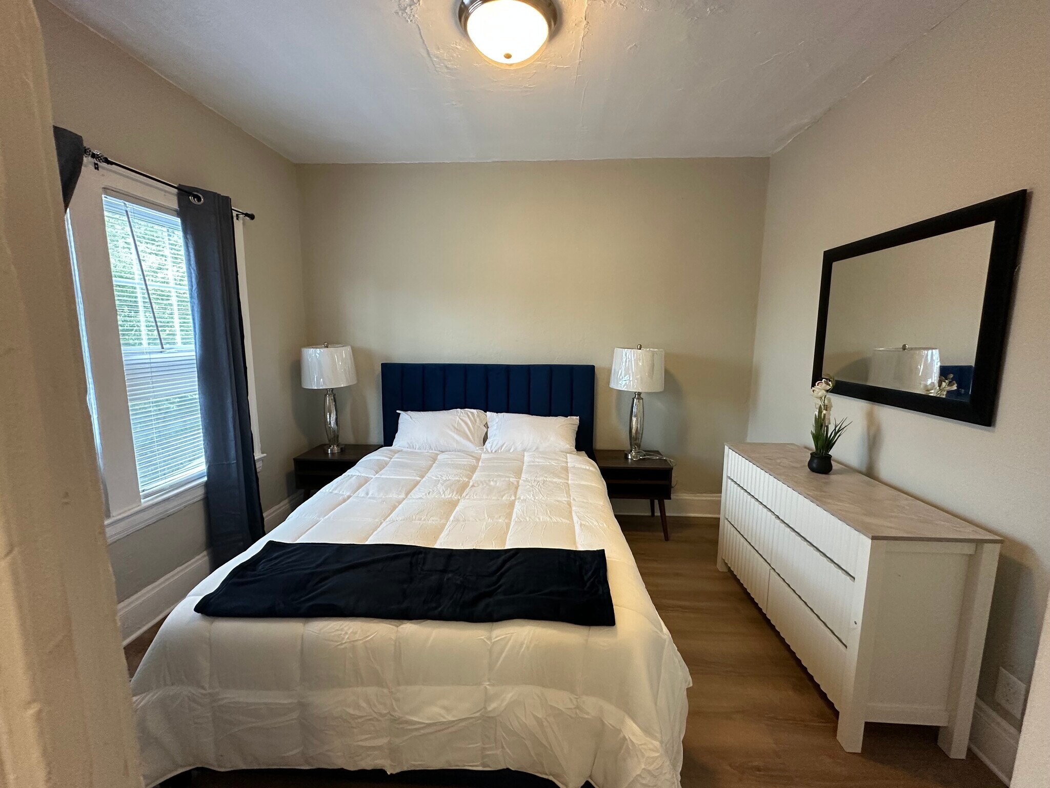 Building Photo - 1847 E 87th St