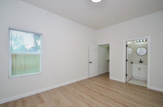 Building Photo - 405 Clearwater St