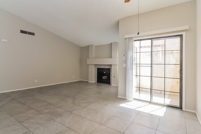 Building Photo - 2058 Waverly Cir