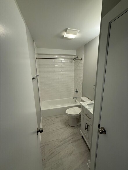 Building Photo - 744 W Gordon Ter